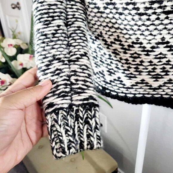 USED ANN TAYLOR Knitted sweater black and white size small - Picture 7 of 9